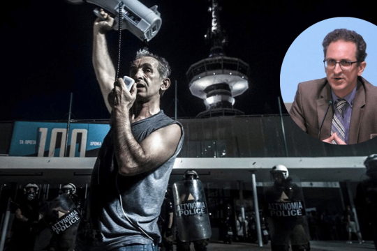 Πλήρης αποκατάσταση για τον αγωνιστή εκπαιδευτικό Ηλία Σμήλιο. Στη μικρή φωτογραφία ο συνήγορός του Χαράλαμπος Κουρουνδής